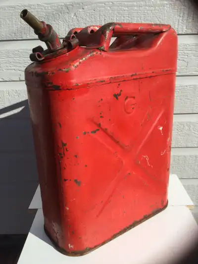Bidon d'essence. Antiquité des forces armées., View more