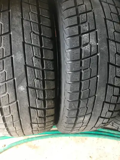 2 pneus d’hiver Yokohama 225/65/17 , bonne condition