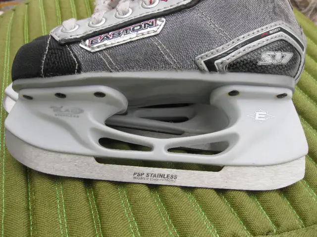 Youth EASTON Stealth S17 Ice Hockey Skates Size 11.5 EE VGC in Hockey in Winnipeg - Image 8