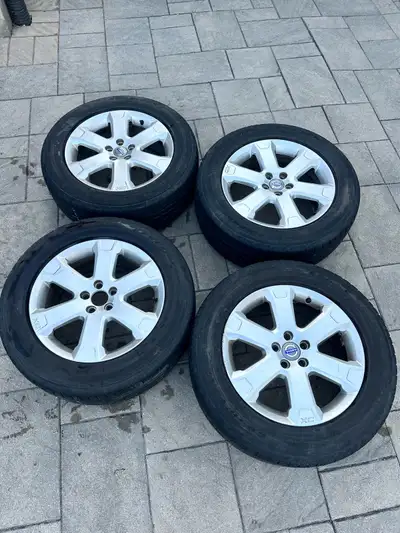Upgrade your ride with this set of four pre-owned 18-inch wheels designed specifically for the Volvo...