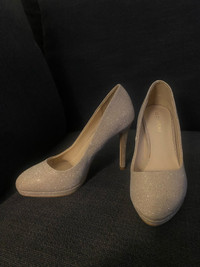 Le Chateau sparkly nude pumps size 6 - never worn