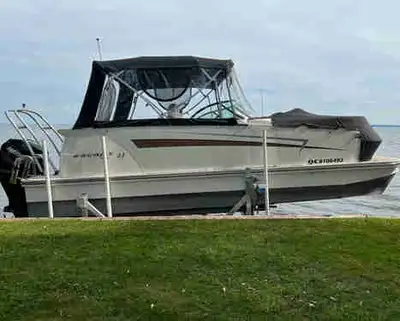 Ponton Larson escape 23 2019, 200hp, Remorque, toile navigloo, négociable. Élévateur dock rite 4500l...