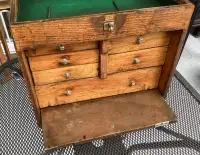 Coffre d'outils de machiniste en bois et antique.