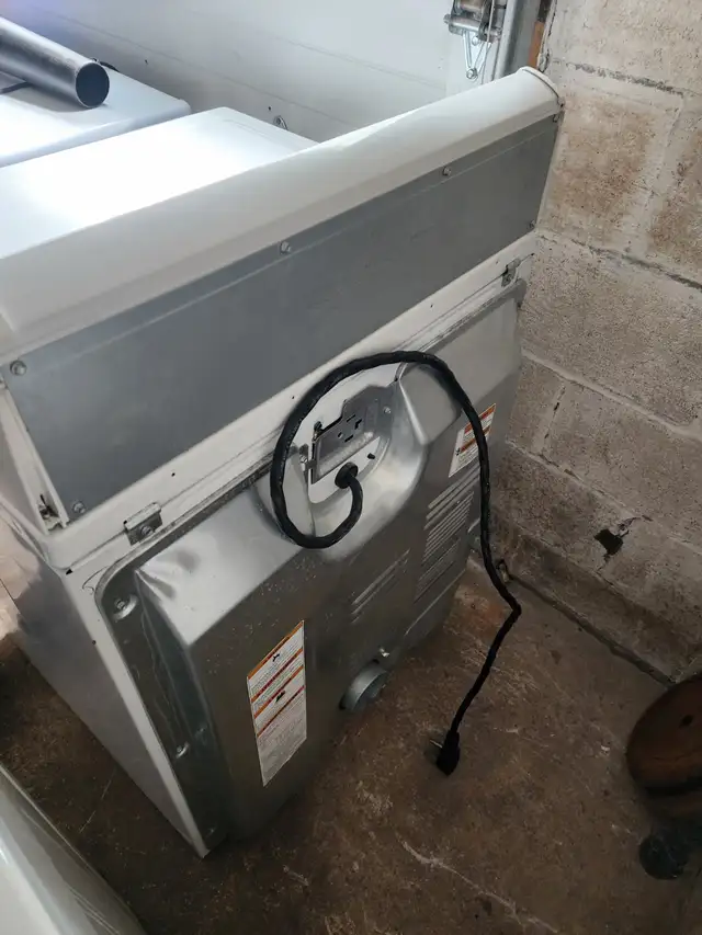 White clothes Dryer Electric Whirlpool large in Washers & Dryers in Oakville / Halton Region - Image 6