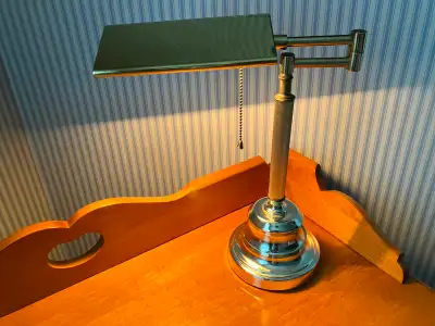 Bankers Lamp with Extendable Arm . Seldom used and in very nice condition. Desk is also for sale! Pl...
