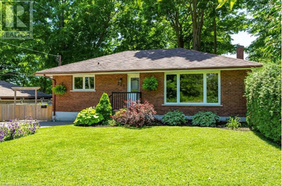 ALL INCLUSIVE 5 bedroom house 2 minute from Trent University. Two kitchens, Two full bathrooms. Two...