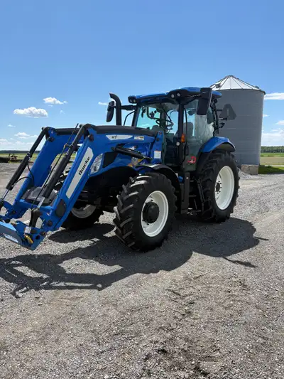 Tracteur année 2018 acheter neuf en 2020 2430 heures présentement 4 cylindre 4 sortie huile arrière...