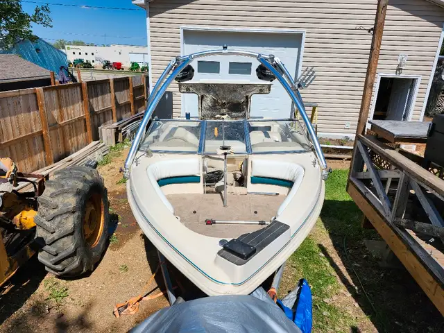 1999 Glastron GS185SF for sale in Powerboats & Motorboats in Regina - Image 2