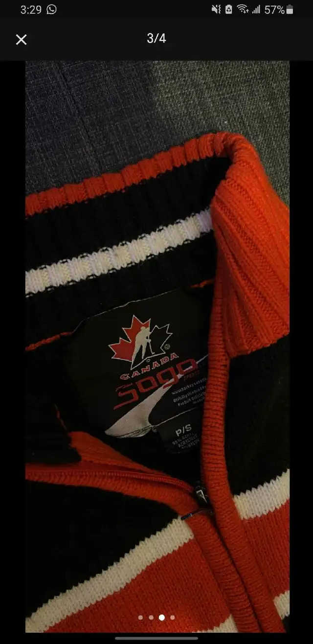 team canada hockey sweater size small  in Hockey in Markham / York Region - Image 5