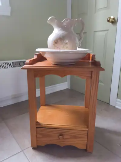Petit meuble de chevet en cheavec un tirroir dans le bas. Bol (lavabo) et pichet pour l'eau. Couleur...