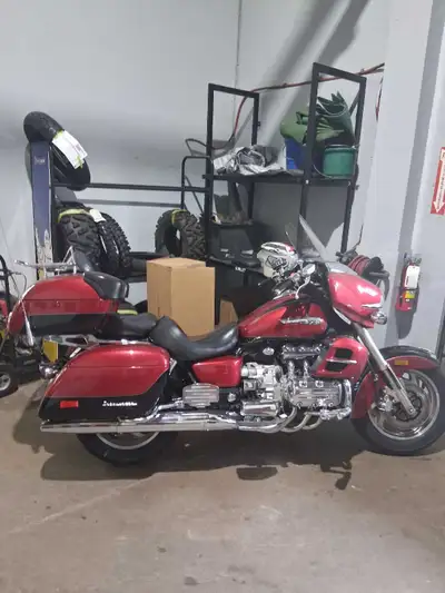 2001 Honda Valkyrie ,200,000,kms , 1 owner maintained through its life, new tires, new front rotors...