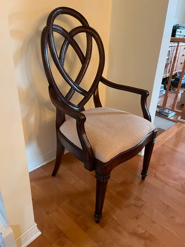 Dinning Room Chairs; Like New; Hooker furniture! Moving!!!62865712459395123
