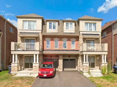 Semi Detached House for Rent in Brampton
