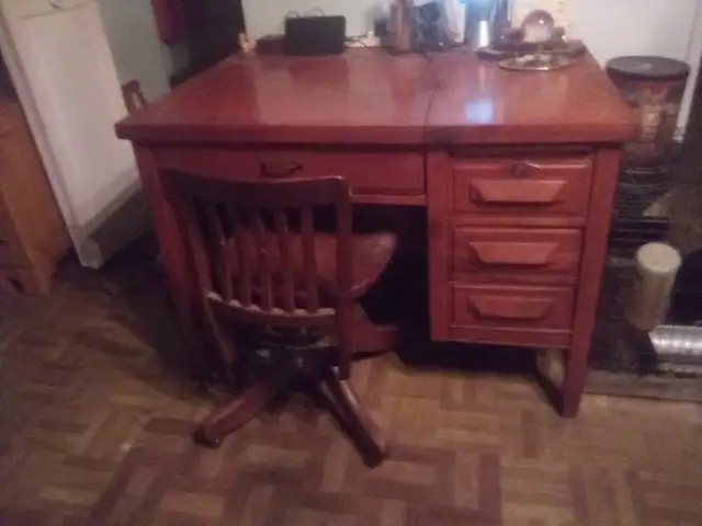 1941 Desk and Chair and Typewriter / Mobilier de Bureau in Multi-item in Laval / North Shore - Image 3