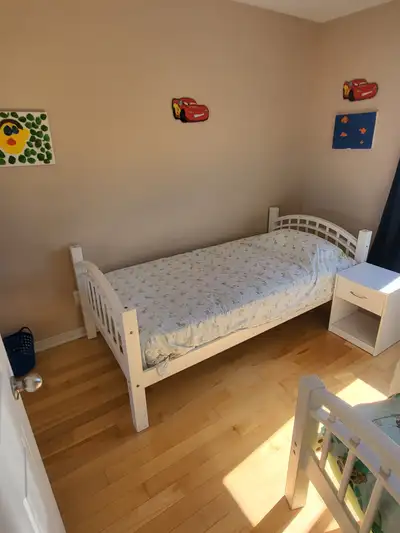 Lit simple enfant en bois blanc – 75 $, View more