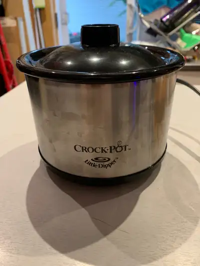 Mini crockpot for dipper, it is in good working condition lt can pickup in quinpool area.
