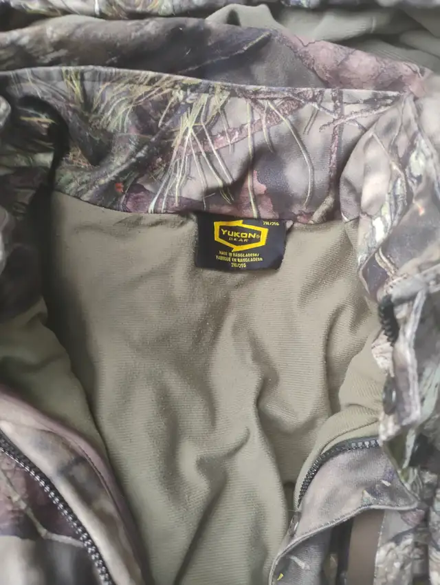 Insulated camo jacket in Men's in Winnipeg - Image 3