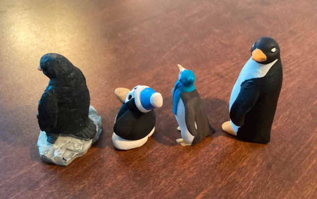 4 Adorable Hand Painted Small Penguin Figurines dans Art et objets de collection  à Ouest de l’Île - Image 3
