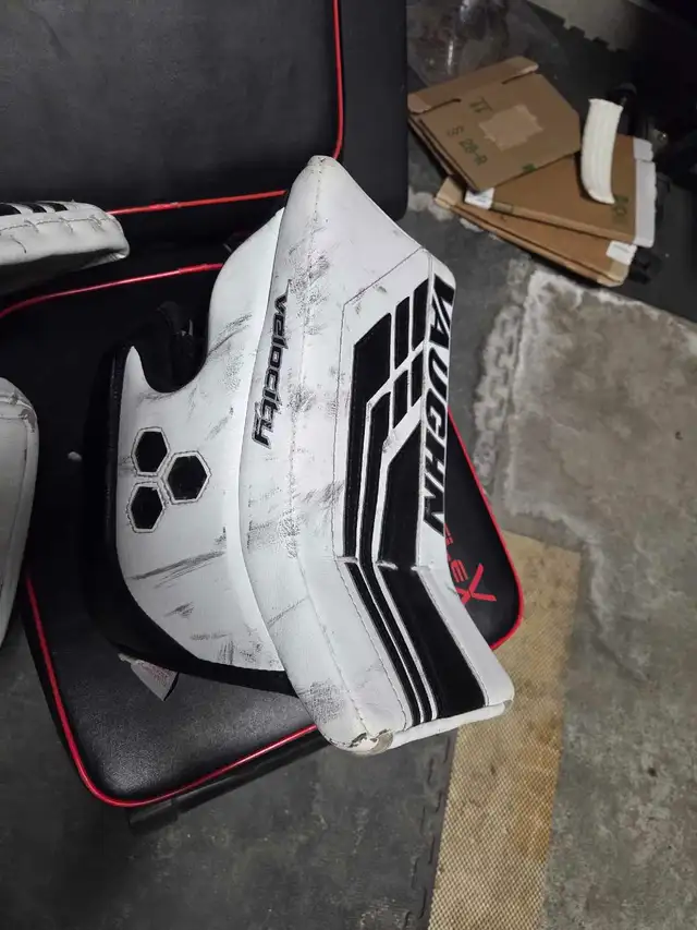 Vaughn Ve8 30+2 INT Goalie set in Hockey in Ottawa - Image 9