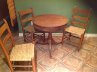table antique avec chaises