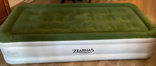 Twin inflatable bed in Fishing, Camping & Outdoors in Muskoka - Image 2