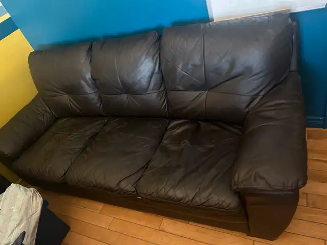 Fauteuil + Divan 3 places en cuir  in Couches & Futons in Trois-Rivières - Image 2