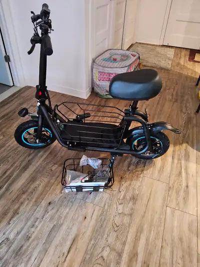 Scooter peut faire 20 milles 1 charges vitesse 18.6 mph roues 12 pouces chargement 5 heures batterie...