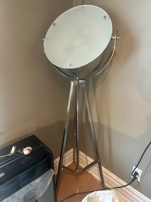 Luminaire / Tripod Floor Lamp in Indoor Lighting & Fans in Laval / North Shore - Image 3