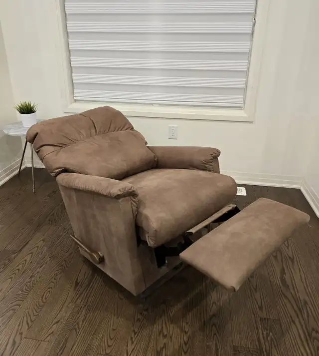 Lazboy Rocker Recliner Chair in Chairs & Recliners in Oshawa / Durham Region - Image 5