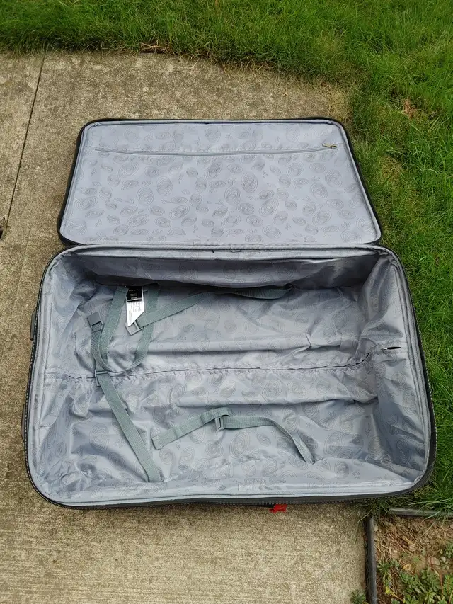 Large black luggage in Bags & Luggage in Mississauga / Peel Region - Image 5