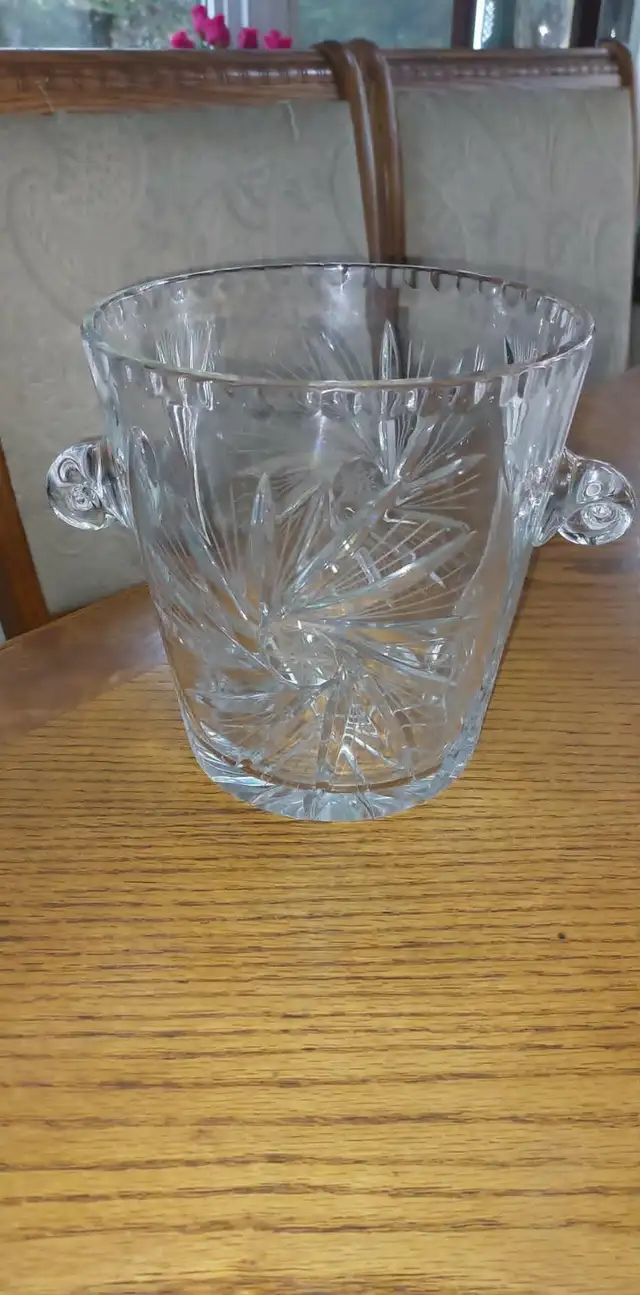 Gorgeous vintage pinwheel crystal huge 8 " tall and 9" in diamet in Arts & Collectibles in City of Montréal - Image 2