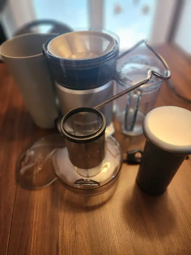 Breville Juice Fountain & 2 juicing books in Processors, Blenders & Juicers in Kitchener / Waterloo - Image 5