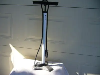 Pompe a air avec cadran (Bontragen) Blanche/grise. Neuve, View more