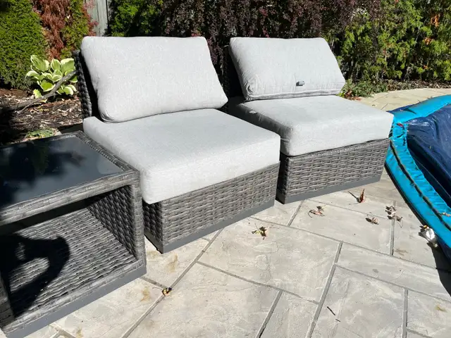 Beautiful outdoor wicker chairs with cushions!! And side table in Patio & Garden Furniture in Markham / York Region - Image 2