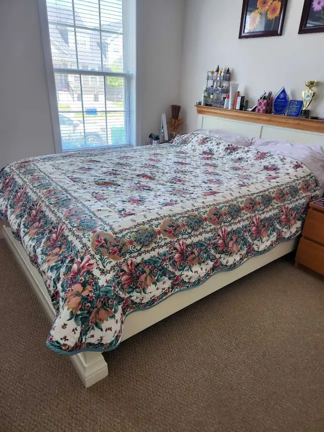 Queen size light comforter/ bed sheet spreader  in Bedding in Peterborough - Image 3