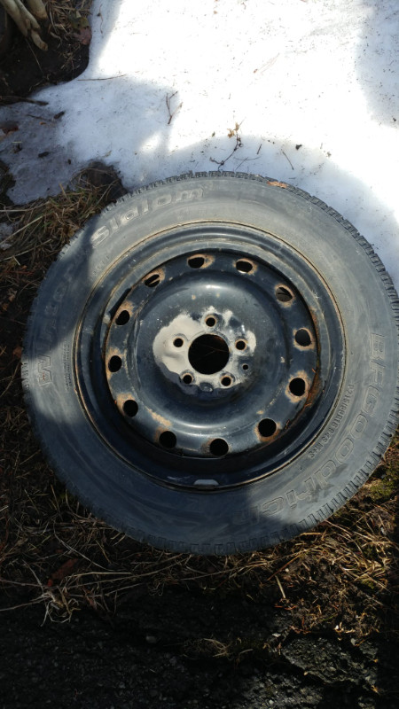 winter tire on rim almost new P215/60R16 Winter slalom dans Pneus et jantes  à Ouest de l’Île - Image 3