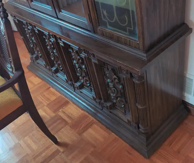 Diningroom set with Table, 4 chairs, and hutch in Dining Tables & Sets in Hamilton - Image 9
