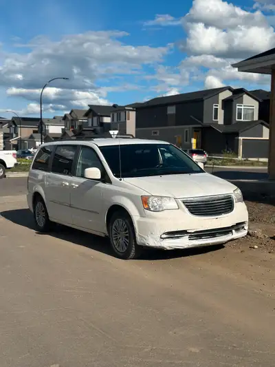 2013 Chrysler Town Country Runs and drives great Active status, Accident free Damage Front Bumper se...