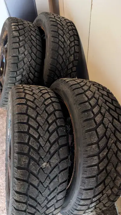 Pneu hiver 17 pouce pratiquement neuf acheter l'hiver passer. Monter sur rim était sur Toyota demand...