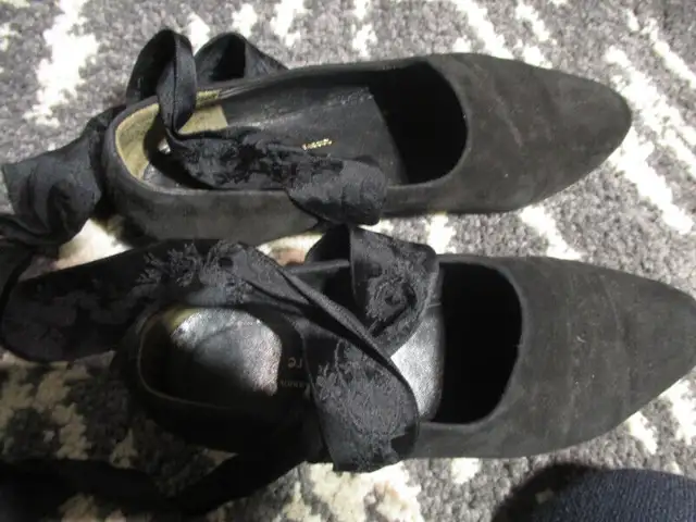 LES BALLERINES PLATES EN DAIM NOIR AVEC RUBANS   PARIS in Other in City of Montréal - Image 2