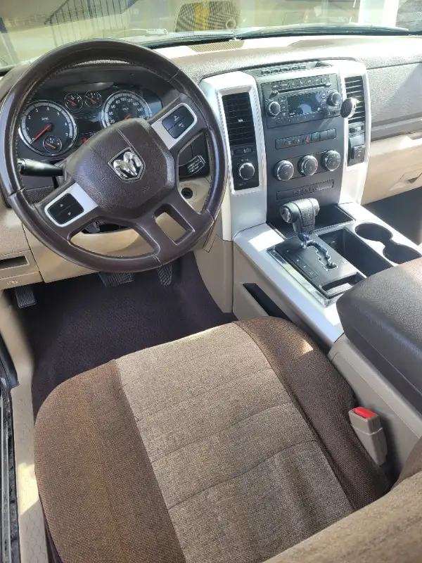 2011 Dodge Ram 1500 4x4 SLT Quad Cab MINT INTERIOR in Cars & Trucks in Calgary - Image 8