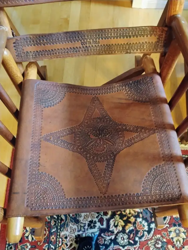 Chaise  berçante en cuir, Costa Rica in Chairs & Recliners in Longueuil / South Shore - Image 4