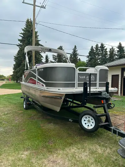 2020 V18C Suncatcher pontoon boat with 2021 70 HP Yamaha 4-Stroke Outboard with thrust prop.