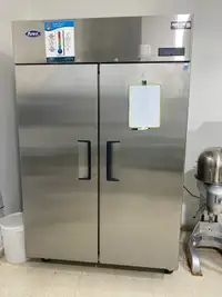 Commercial refrigerator 