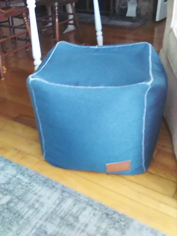 Pouf couleur bleu jeans (18'' x 18'' x 18'') in Other in Laurentides - Image 3