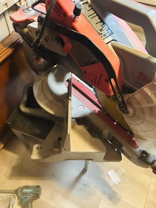 12” Milwaukee Sliding compound miter saw in Power Tools in Oakville / Halton Region - Image 6