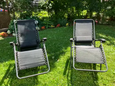 Outdoor lounge chairs (2) / Chaises longues pour l'extérieur, View more