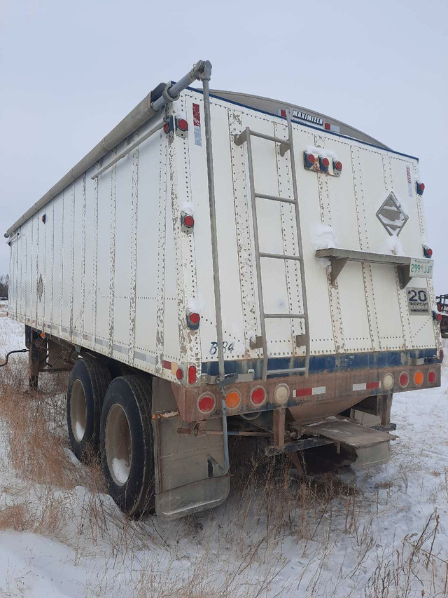 1992 doepker tandem grain trailer  in Farming Equipment in Moose Jaw - Image 3