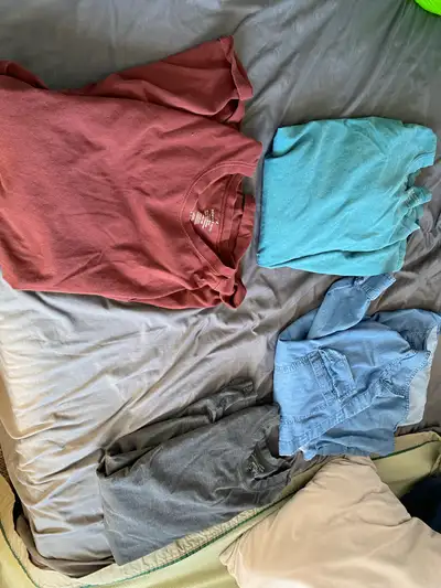 Men’s size 4x 2 long sleeve 2 Tshirts Everything for 5$ No holds