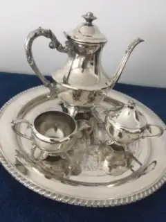 Plateau, cafetière, sucrier et pot de crème Argenterie Wm A Rogers, fait au Canada - 2077